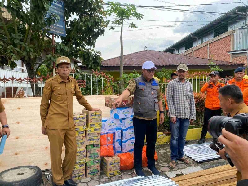 Walikota Sungai Penuh menyerahkan bantuan kepada warga Desa Gedang pasca angin puting beliung.

