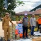 Walikota Sungai Penuh menyerahkan bantuan kepada warga Desa Gedang pasca angin puting beliung.
