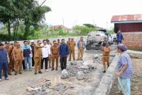 Wali Kota Sungai Penuh Alfin, S.H. meninjau progres pembangunan Jalan Inpres di Tanjung Mudo, Kecamatan Hamparan Rawang.