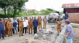 Wali Kota Sungai Penuh Alfin, S.H. meninjau progres pembangunan Jalan Inpres di Tanjung Mudo, Kecamatan Hamparan Rawang.