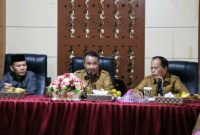 Wali Kota Alfin memimpin rapat koordinasi renovasi Pasar Beringin Jaya bersama pejabat Pemkot dan pedagang.