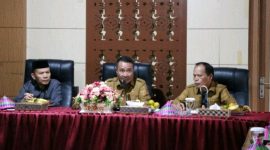 Wali Kota Alfin memimpin rapat koordinasi renovasi Pasar Beringin Jaya bersama pejabat Pemkot dan pedagang.