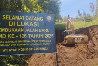 Alat berat bekerja membuka jalan baru dalam program TNI Manunggal Membangun Desa (TMMD) ke-126 Tahun 2025 di wilayah Kodim 0417/Kerinci.