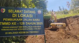 Alat berat bekerja membuka jalan baru dalam program TNI Manunggal Membangun Desa (TMMD) ke-126 Tahun 2025 di wilayah Kodim 0417/Kerinci.