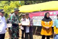Komandan Kodim 0417/Kerinci Letkol Inf Eko Budiyarto menyerahkan bantuan sembako kepada masyarakat Sungai Penuh pada kegiatan TMMD ke-126.