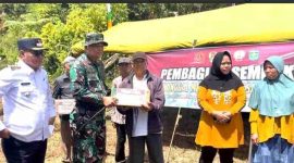 Komandan Kodim 0417/Kerinci Letkol Inf Eko Budiyarto menyerahkan bantuan sembako kepada masyarakat Sungai Penuh pada kegiatan TMMD ke-126.