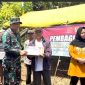 Komandan Kodim 0417/Kerinci Letkol Inf Eko Budiyarto menyerahkan bantuan sembako kepada masyarakat Sungai Penuh pada kegiatan TMMD ke-126.