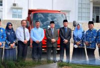 Bupati Monadi dan Wakil Bupati Murison bersama jajaran Pemerintah Kabupaten Kerinci berpose di depan mobil pengangkut sampah program “Satu Mobil Sampah Satu Kecamatan