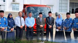 Bupati Monadi dan Wakil Bupati Murison bersama jajaran Pemerintah Kabupaten Kerinci berpose di depan mobil pengangkut sampah program “Satu Mobil Sampah Satu Kecamatan