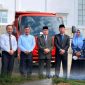 Bupati Monadi dan Wakil Bupati Murison bersama jajaran Pemerintah Kabupaten Kerinci berpose di depan mobil pengangkut sampah program “Satu Mobil Sampah Satu Kecamatan