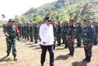 Wali Kota Sungai Penuh meninjau pasukan TNI pada kegiatan TMMD ke-126.

