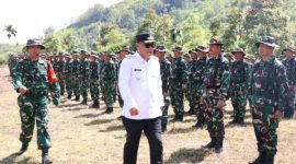 Wali Kota Sungai Penuh meninjau pasukan TNI pada kegiatan TMMD ke-126.

