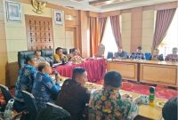Sekda Alpian memimpin rapat bersama jajaran Pemkot Sungai Penuh untuk membahas rangkaian kegiatan padat karya dalam peringatan HUT ke-17 Kota Sungai Penuh.