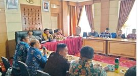 Sekda Alpian memimpin rapat bersama jajaran Pemkot Sungai Penuh untuk membahas rangkaian kegiatan padat karya dalam peringatan HUT ke-17 Kota Sungai Penuh.