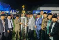 Wabup Kerinci Murison menyerahkan piala juara umum kepada Kafilah Danau Kerinci Barat pada penutupan MTQ ke-53 Kabupaten Kerinci, Kamis (9/10/2025).

