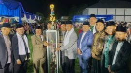 Wabup Kerinci Murison menyerahkan piala juara umum kepada Kafilah Danau Kerinci Barat pada penutupan MTQ ke-53 Kabupaten Kerinci, Kamis (9/10/2025).

