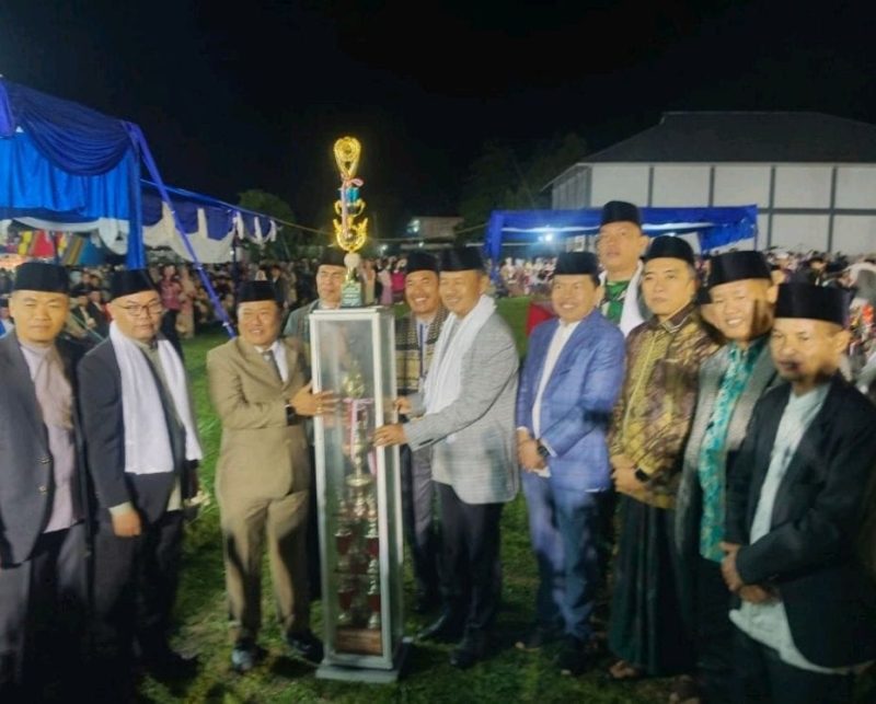 Wabup Kerinci Murison menyerahkan piala juara umum kepada Kafilah Danau Kerinci Barat pada penutupan MTQ ke-53 Kabupaten Kerinci, Kamis (9/10/2025).

