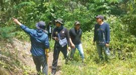 Kades Sungai Jernih Rudi Hartono meninjau lokasi pembukaan jalan baru bersama anggota TNI dan Dinas PUPR Kota Sungai Penuh