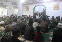Serka Petrianto menyampaikan ceramah agama kepada masyarakat dan Satgas TMMD ke-126 di Masjid Baitul Ikhlas, Desa Sungai Jernih.
