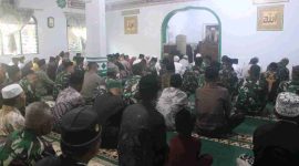 Serka Petrianto menyampaikan ceramah agama kepada masyarakat dan Satgas TMMD ke-126 di Masjid Baitul Ikhlas, Desa Sungai Jernih.
