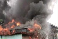 Api membakar rumah warga di Dusun III, Desa Pendung Hilir, Kecamatan Air Hangat, Kabupaten Kerinci, Provinsi Jambi, Jumat (10/10/2025) siang.
