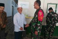 Dan SSK Kapten INF Nasrul berbincang dengan masyarakat usai melaksanakan sholat Jumat di Masjid Baitul Ikhlas, Desa Sungai Jernih, Kecamatan Pondok Tinggi, Kota Sungai Penuh. 