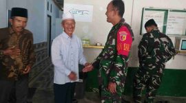 Dan SSK Kapten INF Nasrul berbincang dengan masyarakat usai melaksanakan sholat Jumat di Masjid Baitul Ikhlas, Desa Sungai Jernih, Kecamatan Pondok Tinggi, Kota Sungai Penuh. 