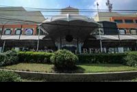 Suasana depan Grand Mall Bekasi yang kini resmi berhenti beroperasi sejak awal 2025.
( Foto detik.com)