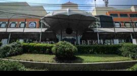 Suasana depan Grand Mall Bekasi yang kini resmi berhenti beroperasi sejak awal 2025.
( Foto detik.com)