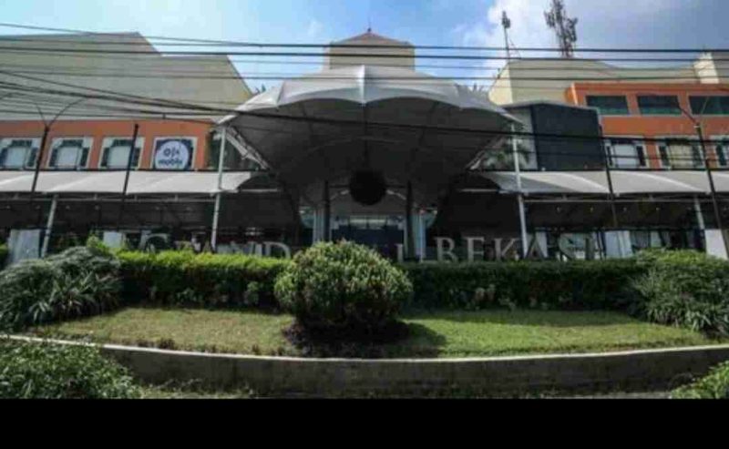 Suasana depan Grand Mall Bekasi yang kini resmi berhenti beroperasi sejak awal 2025.
( Foto detik.com)