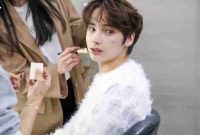 Huening Kai TXT memberikan klarifikasi setelah video dirinya bersama seorang perempuan di bar viral di media sosial. (Dok. BigHit Music)
