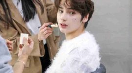 Huening Kai TXT memberikan klarifikasi setelah video dirinya bersama seorang perempuan di bar viral di media sosial. (Dok. BigHit Music)
