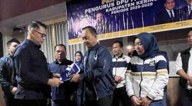 Ketua DPW Partai NasDem Provinsi Jambi, Sy Fasha, menyerahkan Surat Keputusan (SK) kepada Wakil Bupati Kerinci, Murison, yang resmi menakhodai DPD Partai NasDem Kerinci periode 2025–2029.