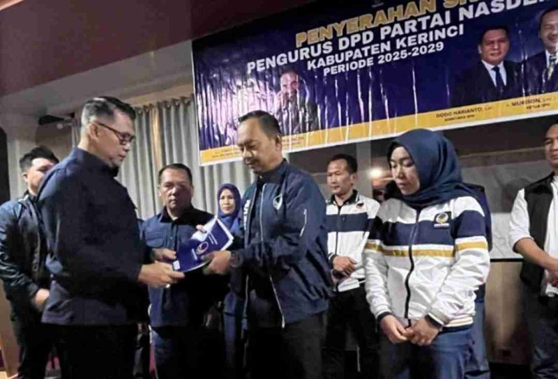 Ketua DPW Partai NasDem Provinsi Jambi, Sy Fasha, menyerahkan Surat Keputusan (SK) kepada Wakil Bupati Kerinci, Murison, yang resmi menakhodai DPD Partai NasDem Kerinci periode 2025–2029.