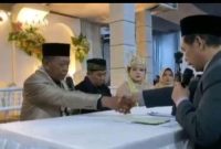 Tarman menikahi Shela Arika di Pacitan, Jawa Timur, dengan mahar cek senilai Rp3 miliar.
( Foto Detik.com)