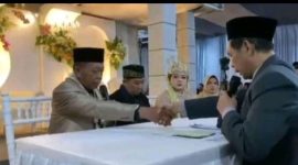 Tarman menikahi Shela Arika di Pacitan, Jawa Timur, dengan mahar cek senilai Rp3 miliar.
( Foto Detik.com)