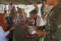 Tim Kesehatan Rumah Sakit DKT Sungai Penuh memberikan pelayanan pengobatan gratis kepada masyarakat di lokasi TMMD ke-126 yang berlangsung di Stadion Mini, Dusun Sungai Ampuh, Desa Sungai Jernih, Kecamatan Pondok Tinggi, Kota Sungai Penuh.
