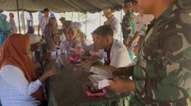 Tim Kesehatan Rumah Sakit DKT Sungai Penuh memberikan pelayanan pengobatan gratis kepada masyarakat di lokasi TMMD ke-126 yang berlangsung di Stadion Mini, Dusun Sungai Ampuh, Desa Sungai Jernih, Kecamatan Pondok Tinggi, Kota Sungai Penuh.
