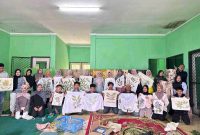 Peserta pelatihan Ecoprint Forpulih–KPHP Kerinci menunjukkan hasil karya daun dan bunga, Sabtu (11/10/2025).

