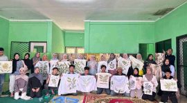 Peserta pelatihan Ecoprint Forpulih–KPHP Kerinci menunjukkan hasil karya daun dan bunga, Sabtu (11/10/2025).

