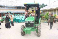 Wabup Kerinci H. Murison diarak naik traktor saat membuka Jambore Ranting Pramuka di SMK/PP Negeri 3 Kerinci, Sabtu (11/10/2025).  