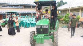 Wabup Kerinci H. Murison diarak naik traktor saat membuka Jambore Ranting Pramuka di SMK/PP Negeri 3 Kerinci, Sabtu (11/10/2025).

