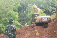 Personel Satgas TMMD ke-126 Kodim 0417/Kerinci bersama warga bergotong royong membuka jalan baru di Dusun Sungai Ampuh, Desa Sungai Jernih, Kecamatan Pondok Tinggi.
