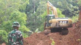 Personel Satgas TMMD ke-126 Kodim 0417/Kerinci bersama warga bergotong royong membuka jalan baru di Dusun Sungai Ampuh, Desa Sungai Jernih, Kecamatan Pondok Tinggi.
