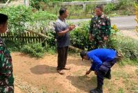 Pasiter Kodim 0417/Kerinci, Lettu Cke Mulyadi, bersama personel Satgas TMMD ke-126 meninjau ulang titik sumur bor di Desa Sungai Jernih, Kecamatan Pondok Tinggi, Kota Sungai Penuh.
