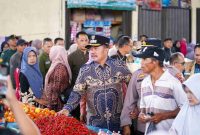 Bupati Kerinci meninjau langsung harga cabai dan bahan pangan di pasar tradisional saat pelaksanaan operasi pasar TPID.
