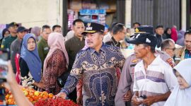 Bupati Kerinci meninjau langsung harga cabai dan bahan pangan di pasar tradisional saat pelaksanaan operasi pasar TPID.
