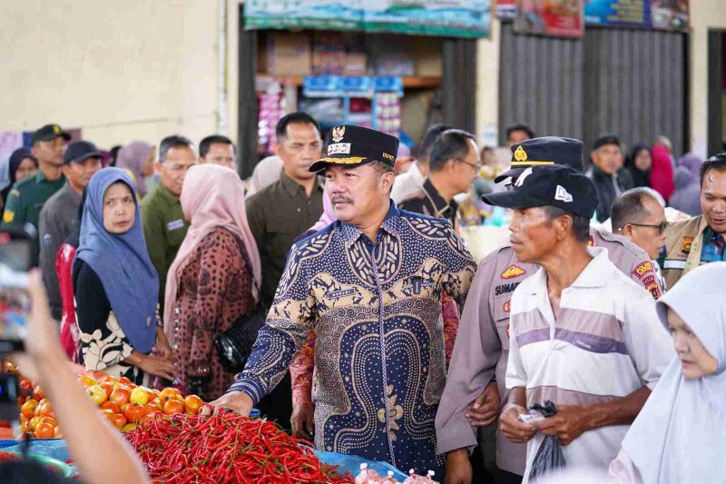 Bupati Kerinci meninjau langsung harga cabai dan bahan pangan di pasar tradisional saat pelaksanaan operasi pasar TPID.
