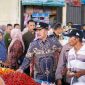 Bupati Kerinci meninjau langsung harga cabai dan bahan pangan di pasar tradisional saat pelaksanaan operasi pasar TPID.
