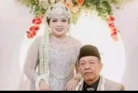 Mbah Tarman dan istrinya dalam prosesi pernikahan di Pacitan. Pernikahan mereka menjadi sorotan publik karena mahar berupa cek senilai Rp 3 miliar.
